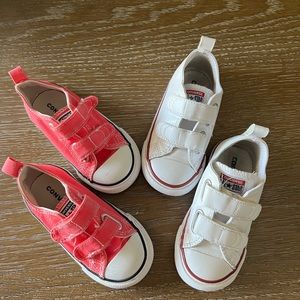Bundle of 2 Converse toddler Shoes size 7